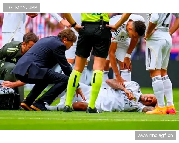 皇马巨星堆叠背景下,进攻平衡性问题逐步反映,球队整体表现面临考验 皇马巨星堆叠背景下,进攻平衡性问题逐步反映,球队整体表现面临考验